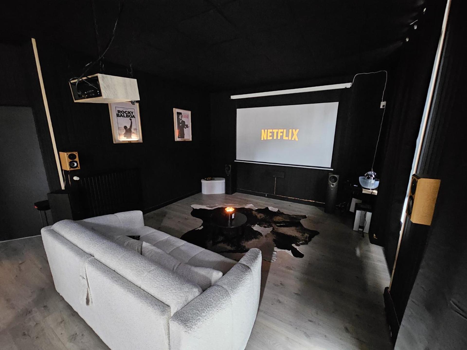 Black Box Cinema Appartement Avec Balneo 埃皮纳勒 外观 照片